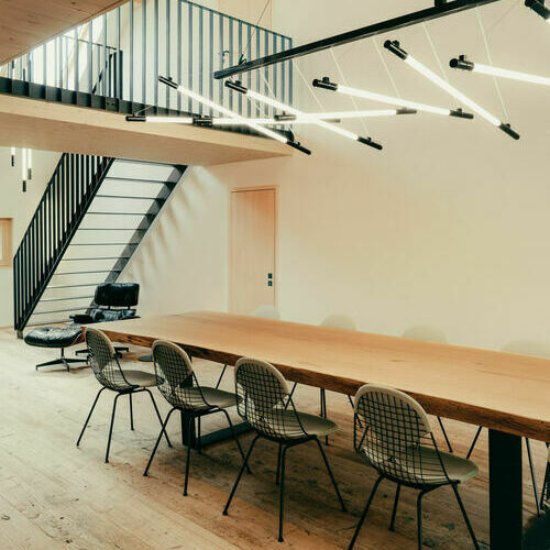 Der Essbereich und einem 4 Meter langen Eichentisch.