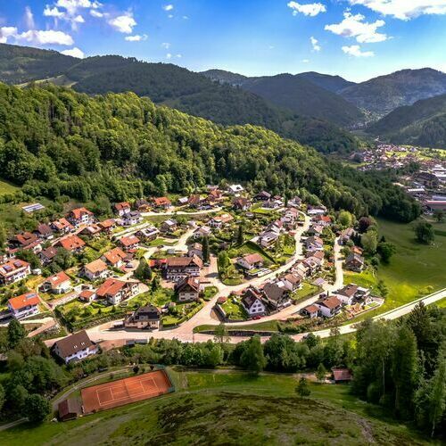 Das foto zeigt den Urlaubsort Aitern, mit Teilen der Nachbargemeinde Utzenfeld