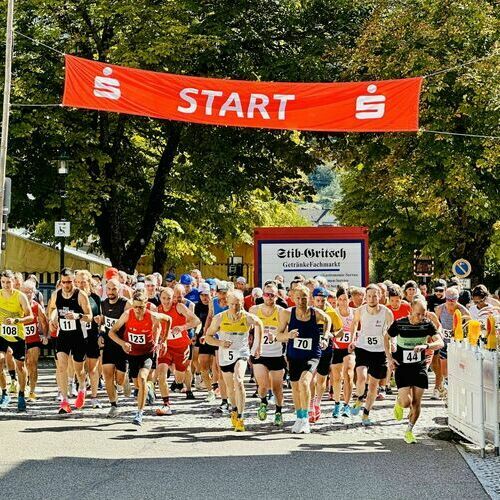 Start des Belchen Berglaufs im Stadtzentrum von Schönau