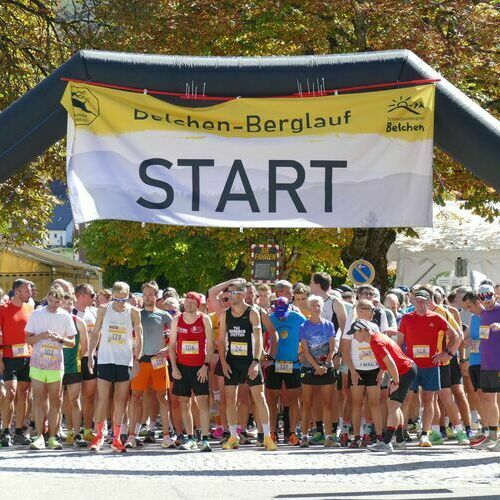 Start des Belchen Berglaufs im Stadtzentrum von Schönau