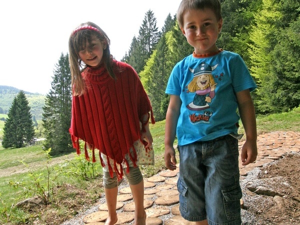 Kinder auf dem Barfupfad