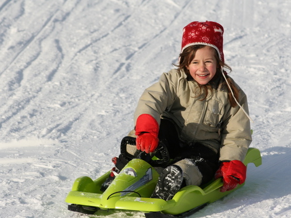 Kind auf der Winterrodelbahn am Hasenhorn