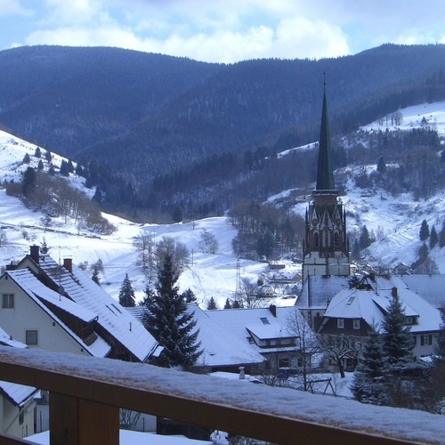 Balkon mit Panoramablick auf das verschneite Schönau mit dem Kirchturm der Maria Himmelfahrtskirche - Balkon mit Panoramablick auf das verschneite Schönau mit dem Kirchturm der Maria Himmelfahrtskirche -
