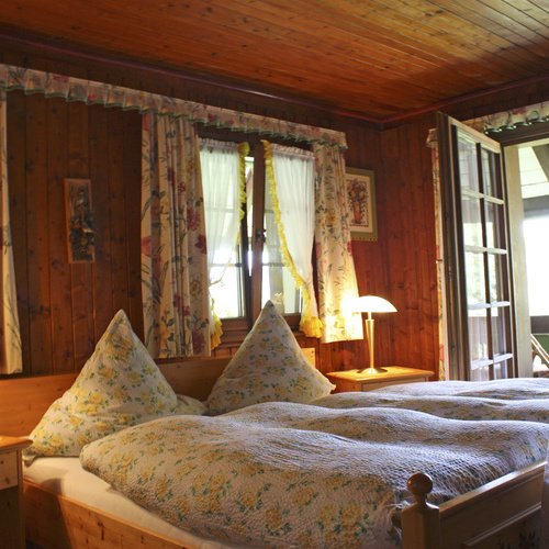 Doppelzimmer mit Holzvertäfelung an den Wänden - Doppelzimmer mit Holzvertäfelung an den Wänden -