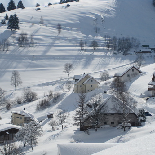 Blick auf das tief verschneite Dorf - Blick auf das tief verschneite Dorf -