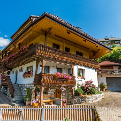 Außenansicht des Hauses mit Sitzecke - Außenansicht des Hauses mit Sitzecke -