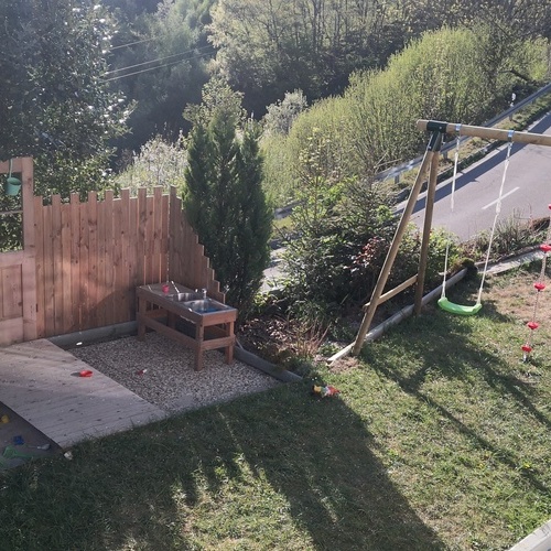 Spielecke im Garten mit Schaukel und Spielküche - Spielecke im Garten mit Schaukel und Spielküche -