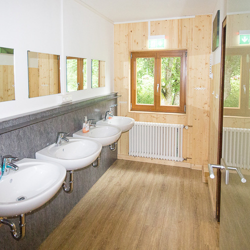 Waschbereich und Toiletten im 1. Obergeschoss - Waschbereich und Toiletten im 1. Obergeschoss -