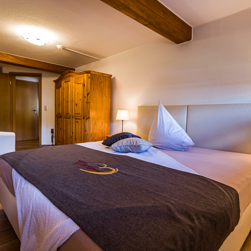 Ferienwohnung Narzisse für 2 - 4 Personen - zusätzliches Schlafzimmer mit gemütlichem Boxspringbett und extra Dusche/WC und TV