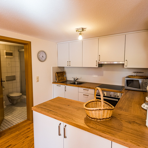 die Küche der Ferienwohnung Mohn - moderne Küche mit Spülmaschine und genügend Platz