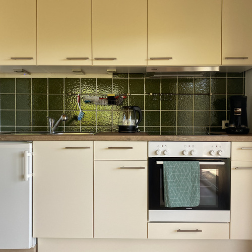 Küchenzeile mit Kühlschrank, Herd, Backofen, Kaffeemaschine und Oberschränken - Küchenzeile mit Kühlschrank, Herd, Backofen, Kaffeemaschine und Oberschränken -