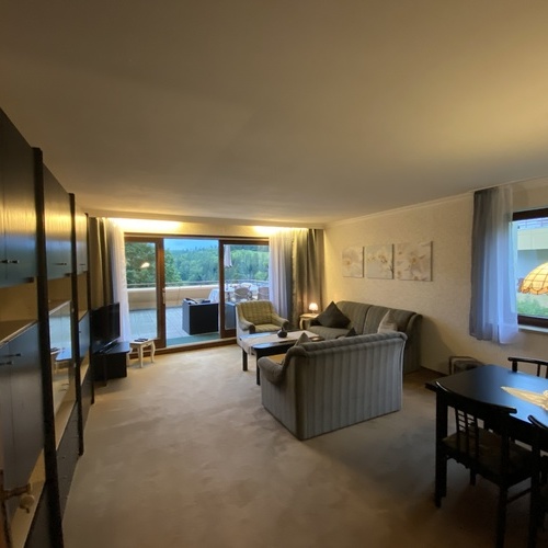 Wohnzimmer mit Sitzecke, Schrankwand und Esstisch - Wohnzimmer mit Sitzecke, Schrankwand und Esstisch -