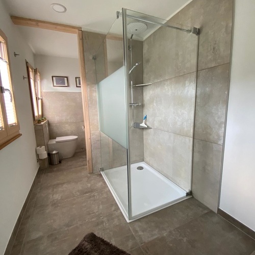 helles Badezimmer mit Dusche, WC und Fenster - helles Badezimmer mit Dusche, WC und Fenster -