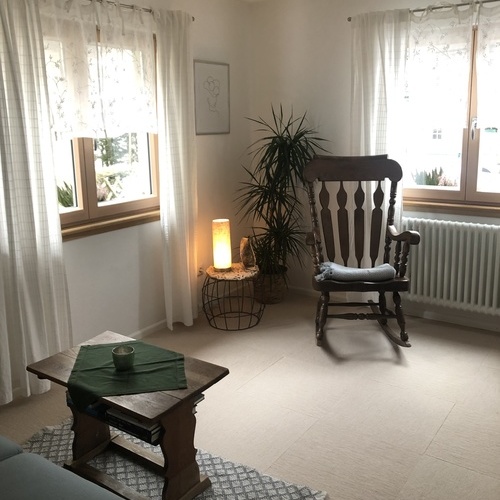 Wohnzimmer mit Couch und Schaukelstuhl - Wohnzimmer mit Couch und Schaukelstuhl -