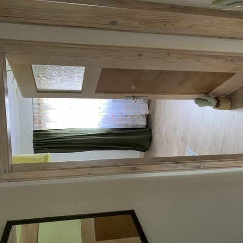 offen stehende Zimmertür mit Blick in ein Zimmer - offen stehende Zimmertür mit Blick in ein Zimmer -