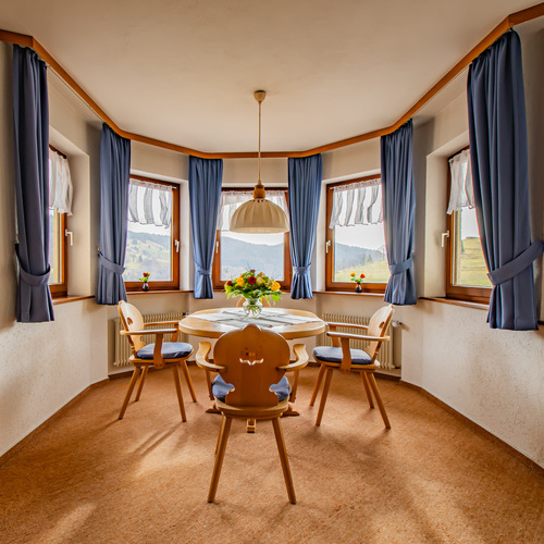 Appartement mit Bergblick & Terrasse (bis 6 Personen) - Ausstattung: - Dusche / Badewanne, Doppelwaschbecken, Kosmetikspiegel, WC, Föhn, SAT, Smart-TV 32 Zoll - FairTrade Bio-Schampoo, Body Lotion & Seife - Bett 200 cm x 180 cm, gemütliche Wohnecke - Separates zweites Schlafzimmer mit 2 Twin-Betten ( 0,90 cm x 200 cm) - Schlafsofa für 2 Personen Appartement mit Bergblick & Terrasse (bis 6 Personen) - Ausstattung: - Dusche / Badewanne, Doppelwaschbecken, Kosmetikspiegel, WC, Föhn, SAT, Smart-TV 32 Zoll - FairTrade Bio-Schampoo, Body Lotion & Seife - Bett 200 cm x 180 cm, gemütliche Wohnecke - Separates zweites Schlafzimmer mit 2 Twin-Betten ( 0,90 cm x 200 cm) - Schlafsofa für 2 Personen