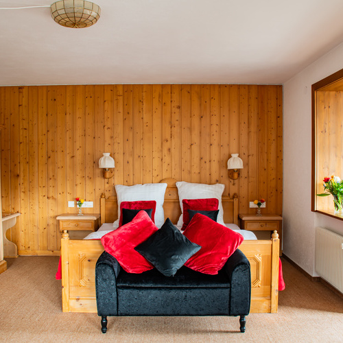 Appartement mit Bergblick & Terrasse (bis 6 Personen) - Ausstattung: - Dusche / Badewanne, Doppelwaschbecken, Kosmetikspiegel, WC, Föhn, SAT, Smart-TV 32 Zoll - FairTrade Bio-Schampoo, Body Lotion & Seife - Bett 200 cm x 180 cm, gemütliche Wohnecke - Separates zweites Schlafzimmer mit 2 Twin-Betten ( 0,90 cm x 200 cm) - Schlafsofa für 2 Personen Appartement mit Bergblick & Terrasse (bis 6 Personen) - Ausstattung: - Dusche / Badewanne, Doppelwaschbecken, Kosmetikspiegel, WC, Föhn, SAT, Smart-TV 32 Zoll - FairTrade Bio-Schampoo, Body Lotion & Seife - Bett 200 cm x 180 cm, gemütliche Wohnecke - Separates zweites Schlafzimmer mit 2 Twin-Betten ( 0,90 cm x 200 cm) - Schlafsofa für 2 Personen