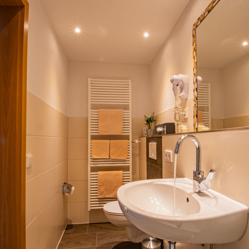 Superior-Doppelzimmer mit großem Balkon - Austattung: - Dusche / Badewanne, Doppelwaschbecken, Kosmetikspiegel, WC, Föhn, SAT, Smart-TV 32 Zoll - FairTrade Bio-Schampoo, Body Lotion & Seife - Bett 200 cm x 180 cm Superior-Doppelzimmer mit großem Balkon - Austattung: - Dusche / Badewanne, Doppelwaschbecken, Kosmetikspiegel, WC, Föhn, SAT, Smart-TV 32 Zoll - FairTrade Bio-Schampoo, Body Lotion & Seife - Bett 200 cm x 180 cm