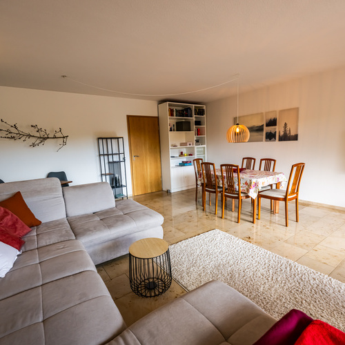 Wohnzimmer mit Esstisch und Sofaecke - Wohnzimmer mit Esstisch und Sofaecke -