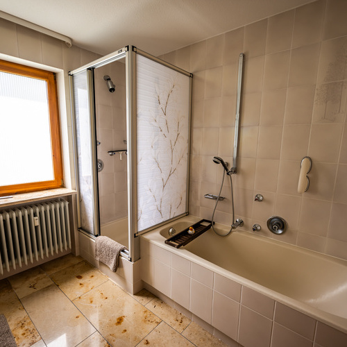 Dusche und Badewanne - Dusche und Badewanne -
