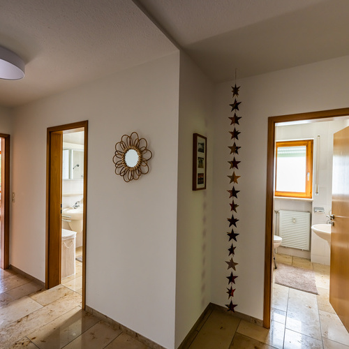 Blick vom Flur auf zwei geöffneteTüren des Badezimmers und der WC-Türe - Blick vom Flur auf zwei geöffneteTüren des Badezimmers und der WC-Türe -