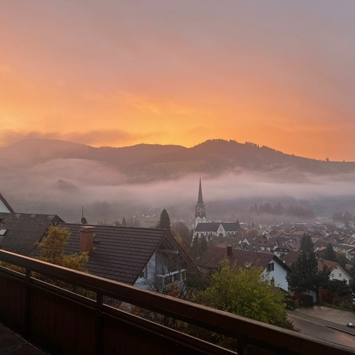 Blick vom Balkon auf den orangefärbten Abendhimmel über Schönau - Blick vom Balkon auf den orangefärbten Abendhimmel über Schönau -