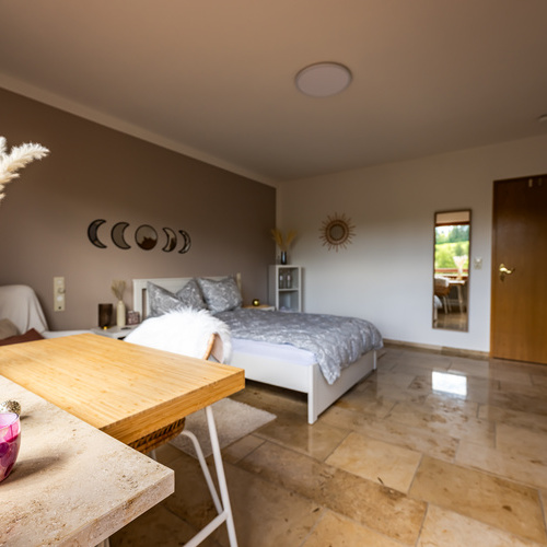 Blick auf das Doppelbett im Schlafzimmer - Blick auf das Doppelbett im Schlafzimmer -