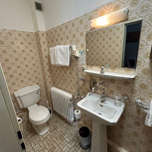 Badezimmerbeispiel mit WC und Waschbecken - Badezimmerbeispiel mit WC und Waschbecken -