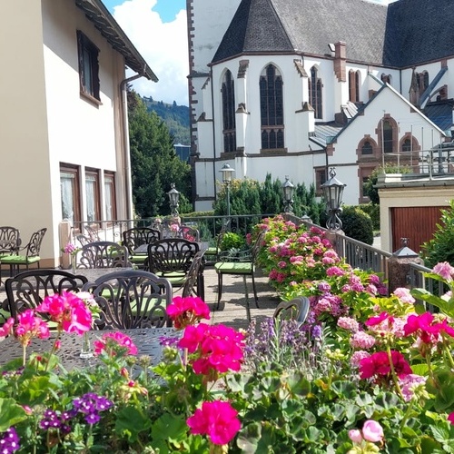 Blick auf die Terrasse im Hintergrund die Maria Himmelfahrt Kirche - Blick auf die Terrasse im Hintergrund die Maria Himmelfahrt Kirche -