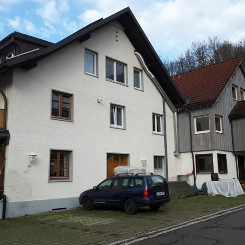 Seitenansicht - Ansicht vom Johan Peter Hebelweg, Vorderes Haus Pension und Cafe, Hinteres Haus Ferienwohnungen Seitenansicht - Ansicht vom Johan Peter Hebelweg, Vorderes Haus Pension und Cafe, Hinteres Haus Ferienwohnungen